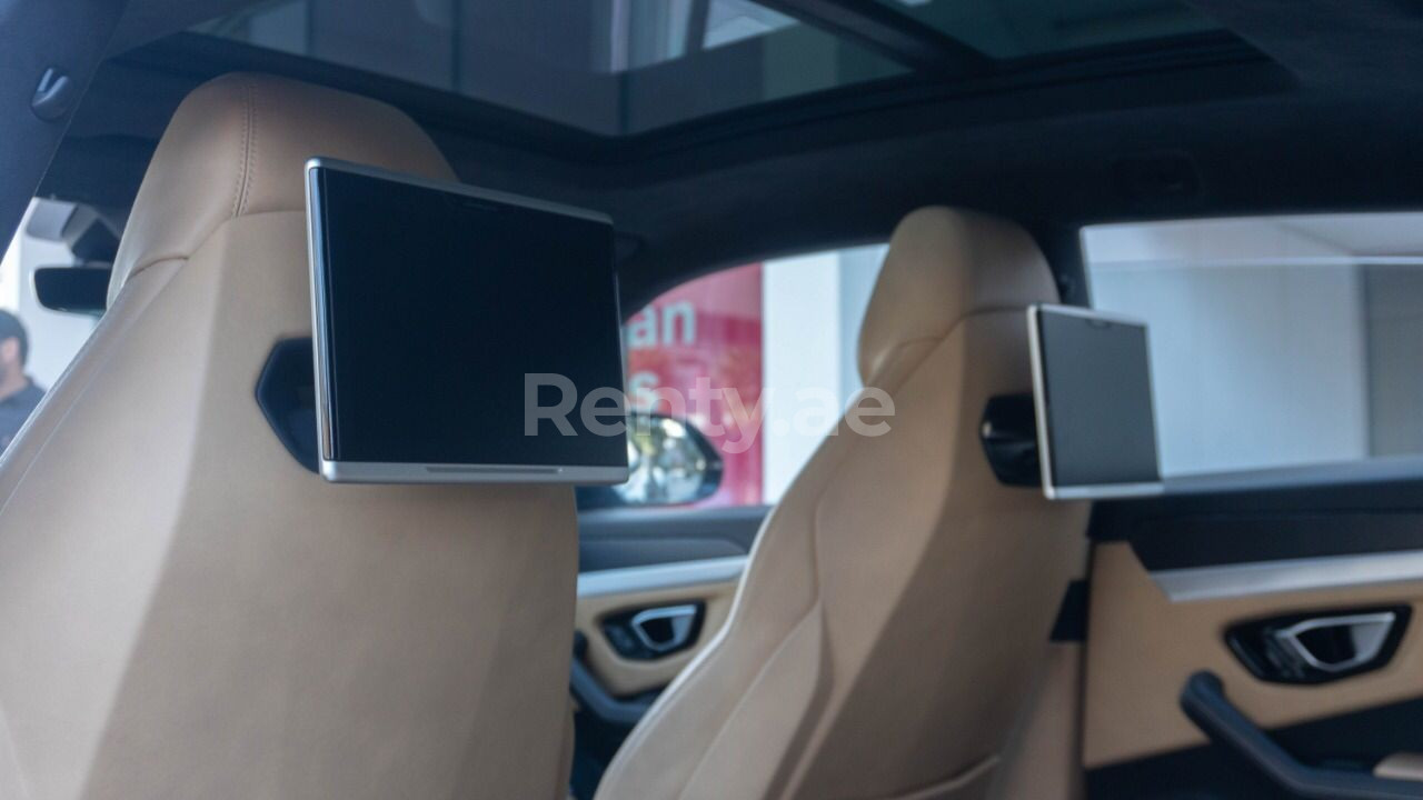 Bleu Foncé Lamborghini Urus en location à Abu-Dhabi 3