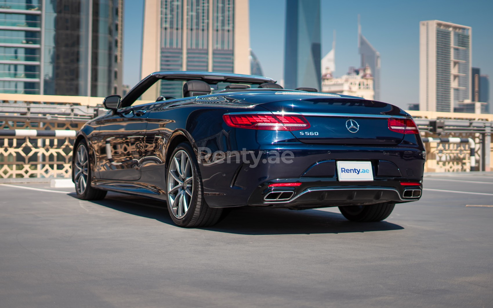 Azul Oscuro Mercedes S560 convert en alquiler en Sharjah 1