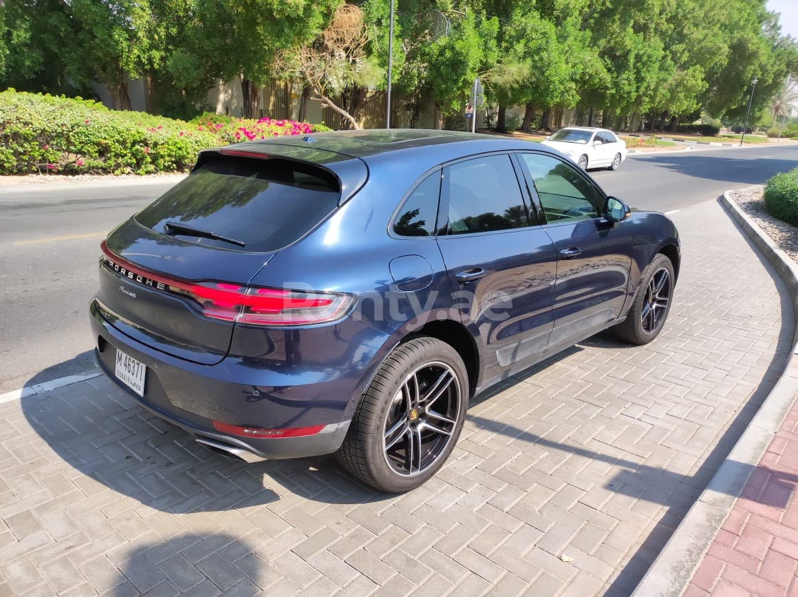 Azul Oscuro Porsche Macan en alquiler en Dubai 2