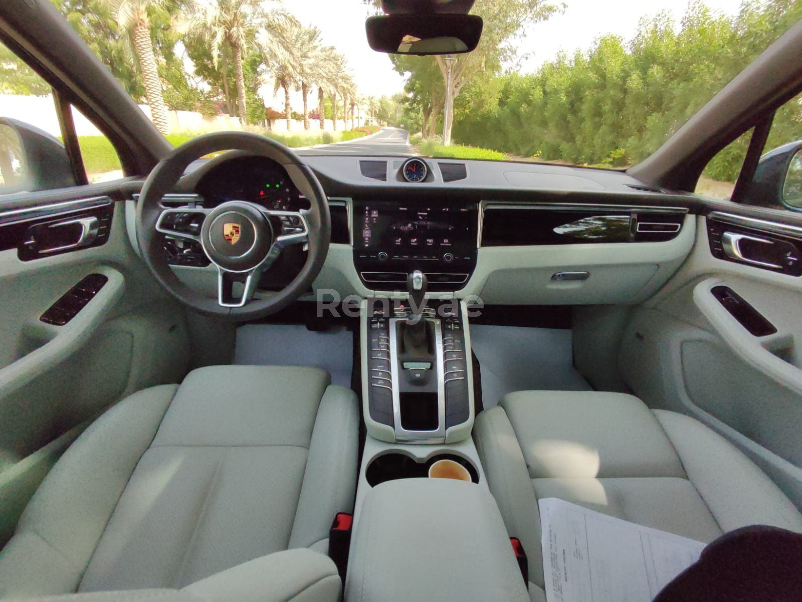 أزرق غامق Porsche Macan للإيجار في أبو ظبي 4