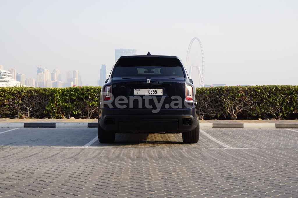 Azul Oscuro Rolls Royce Cullinan Mansory en alquiler en Abu-Dhabi 2