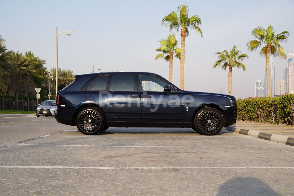 Azul Oscuro Rolls Royce Cullinan Mansory en alquiler en Dubai 3