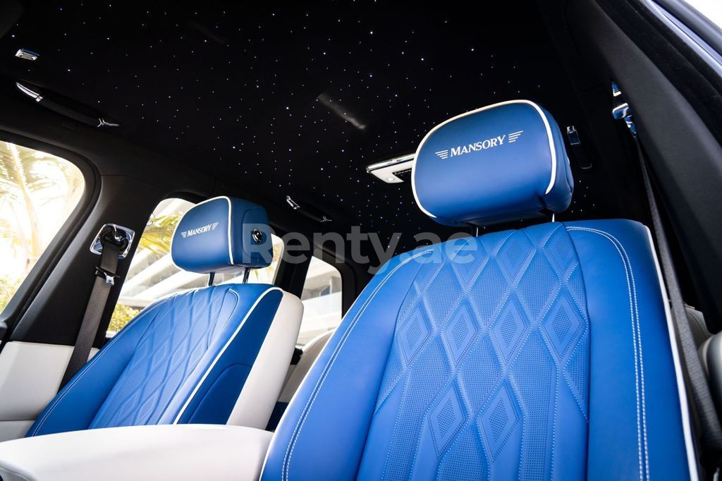 Blu Scuro Rolls Royce Cullinan Mansory in affitto a Sharjah 9