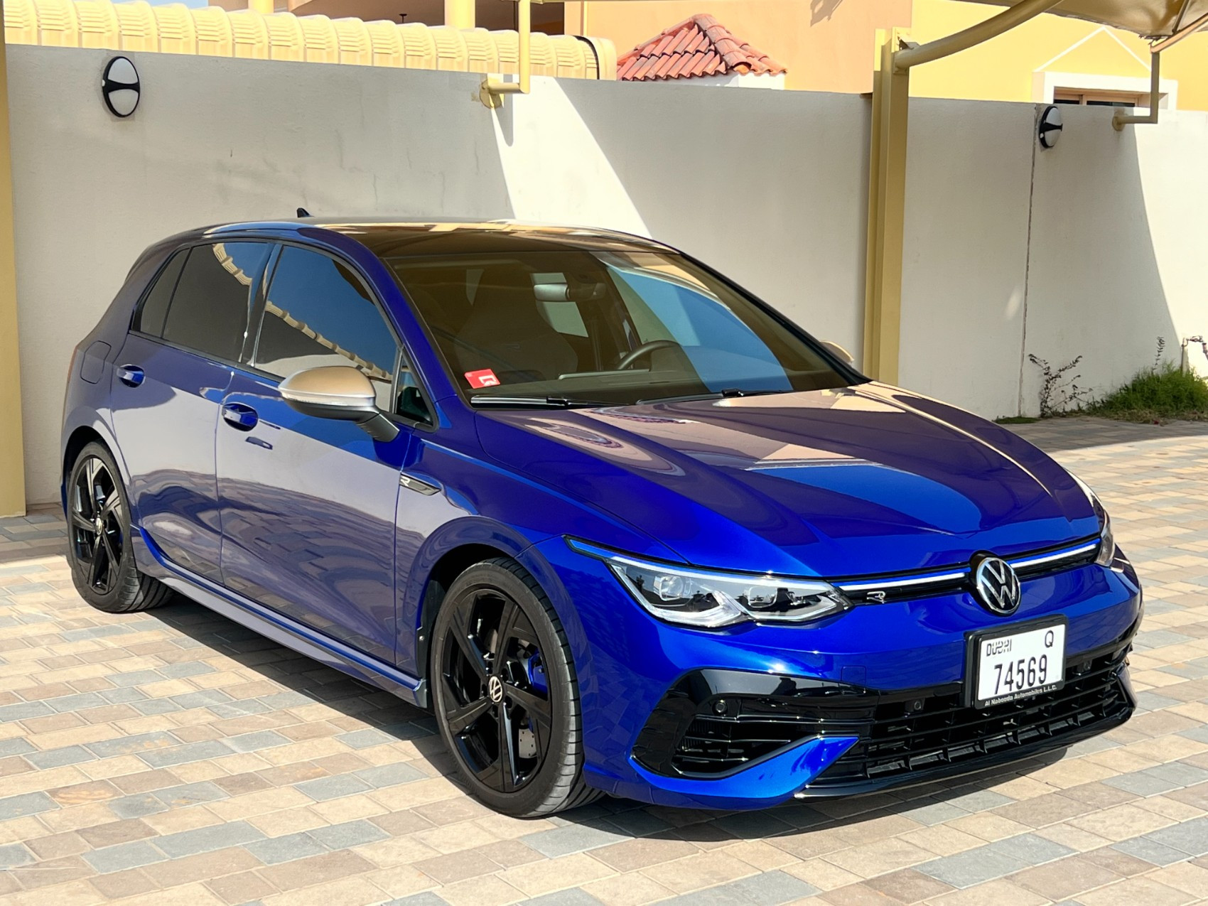 Темно-синий Volkswagen Golf R в аренду в Абу-Даби 1