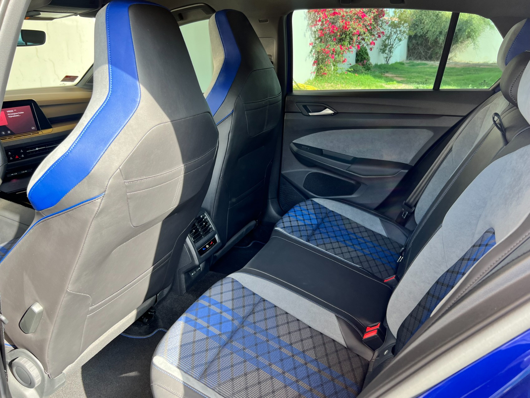 Blu Scuro Volkswagen Golf R in affitto a Dubai 6