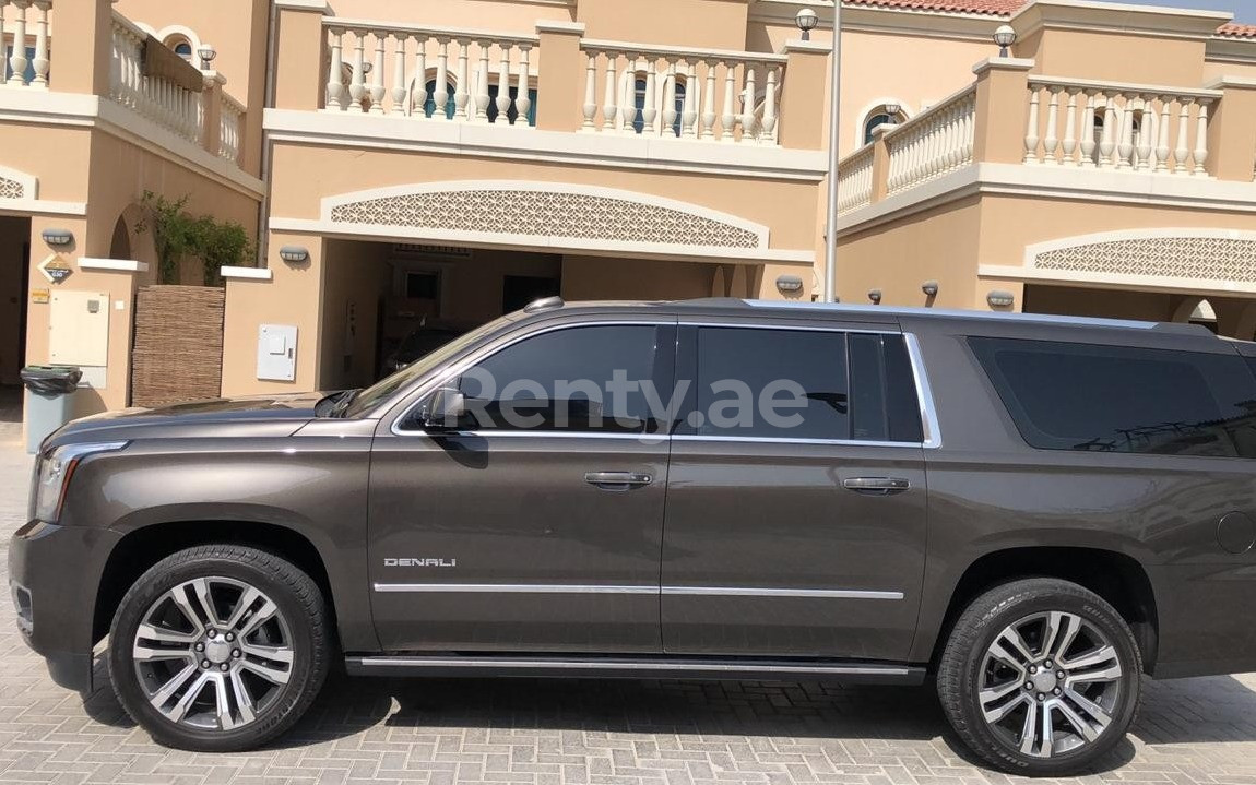 Marron Oscuro GMC Yukon en alquiler en Dubai