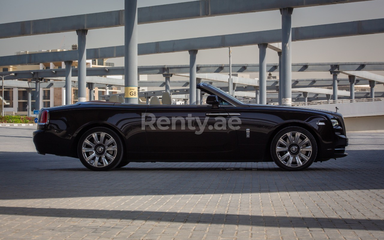 Dunkelbraun Rolls Royce Dawn zur Miete in Sharjah 8