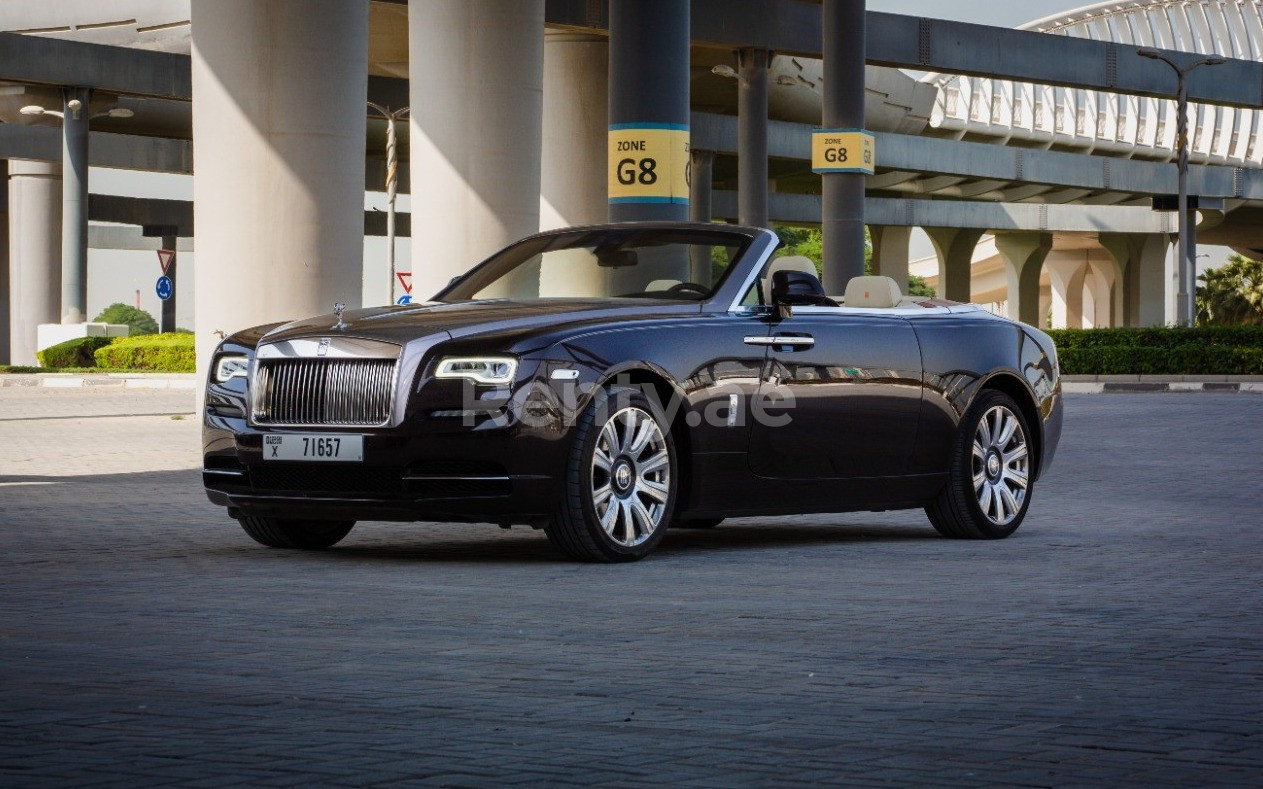 بني غامق Rolls Royce Dawn للإيجار في دبي