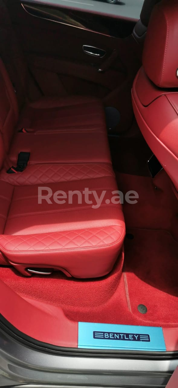 在阿布扎比租赁银灰色 Bentley Bentayga 4