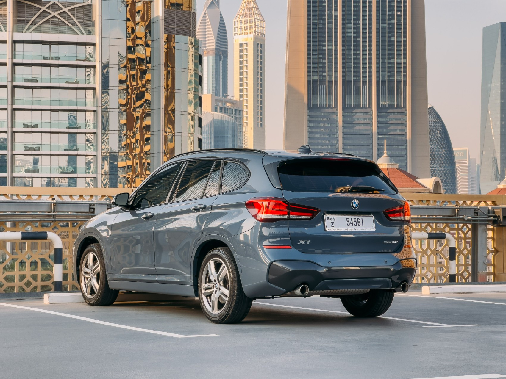 Grigio Scuro BMW X1 in affitto a Sharjah 0