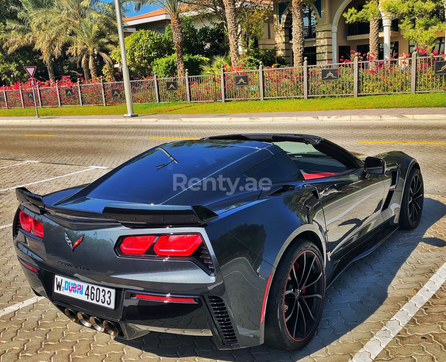 Grigio Scuro Corvette Grandsport in affitto a Dubai 2