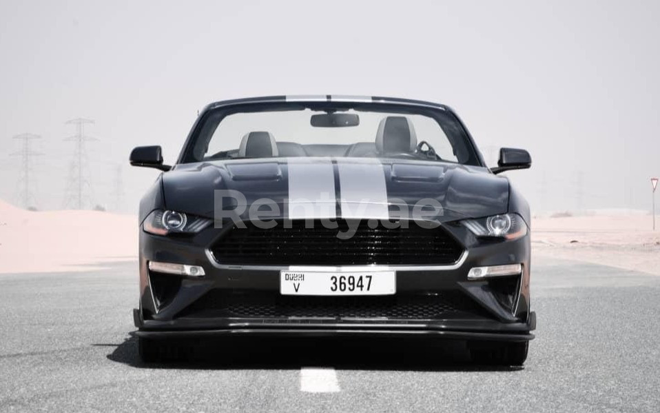 Dunkelgrau Ford Mustang cabrio V8 zur Miete in Abu-Dhabi