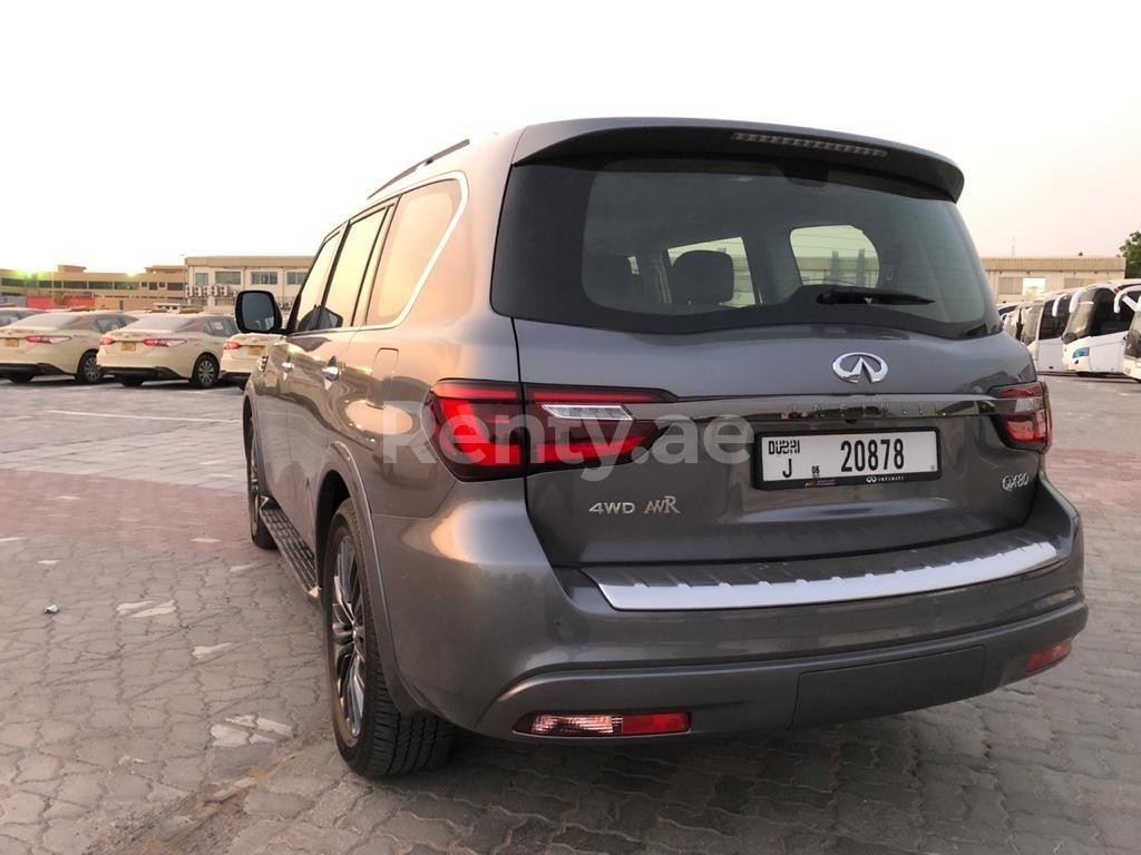 Grigio Scuro Infiniti QX 80 in affitto a Abu-Dhabi 4