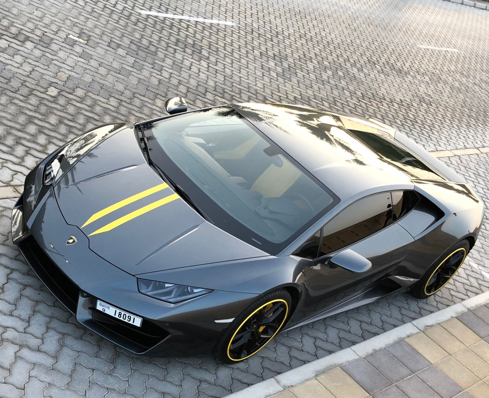 Dunkelgrau Lamborghini Huracan zur Miete in Sharjah 0