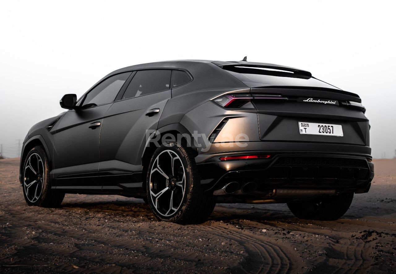 Dunkelgrau Lamborghini Urus zur Miete in Abu-Dhabi 0