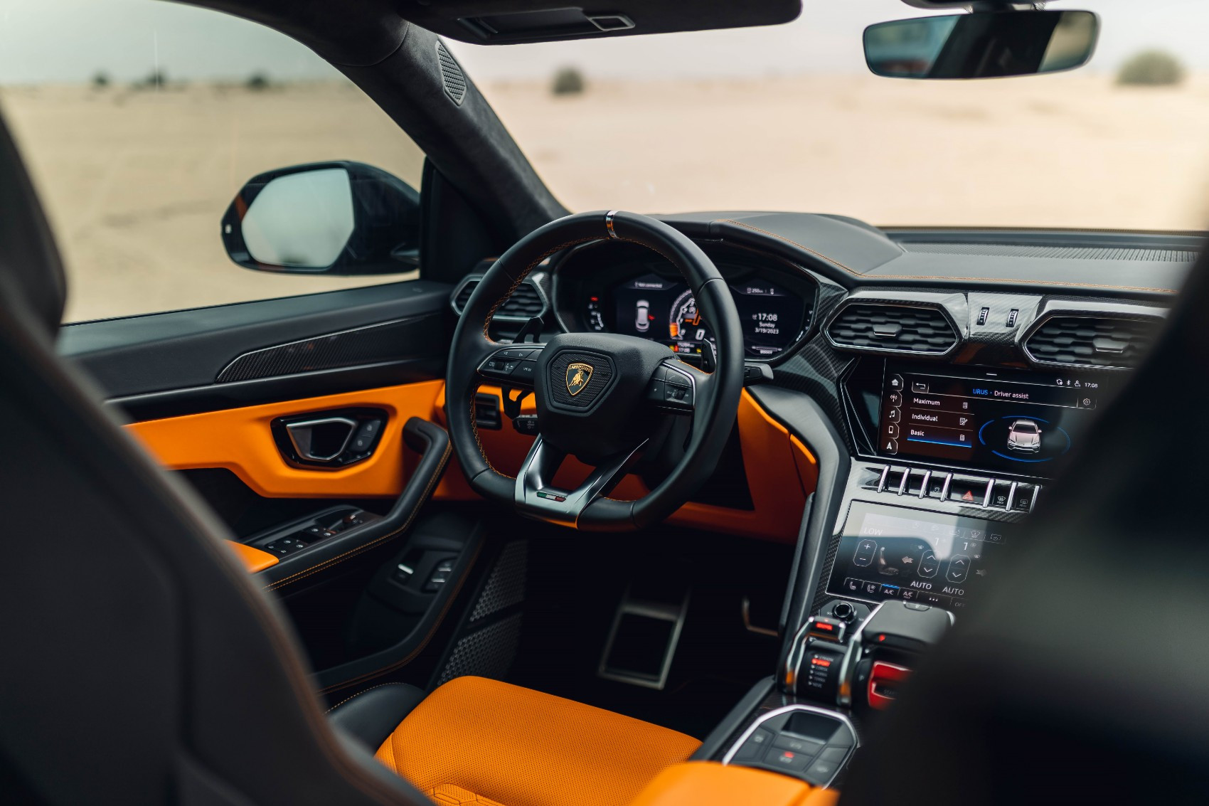 رمادي غامق Lamborghini Urus للإيجار في دبي 2