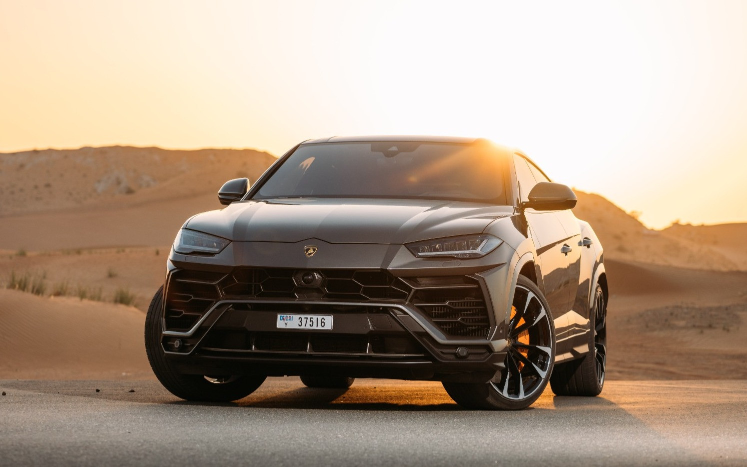 Grigio Scuro Lamborghini Urus in affitto a Abu-Dhabi