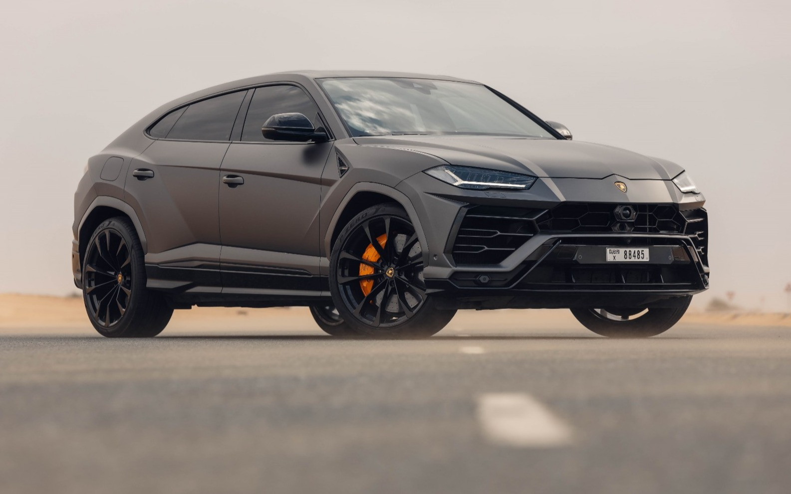 Dunkelgrau Lamborghini Urus zur Miete in Abu-Dhabi