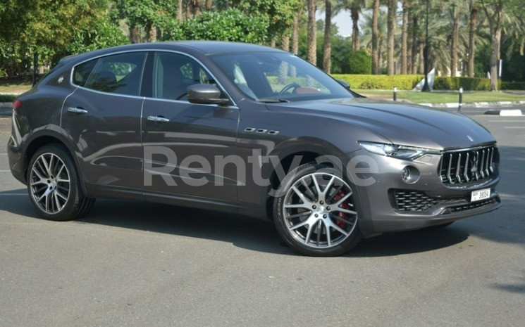 Grigio Scuro Maserati Levante S in affitto a Dubai