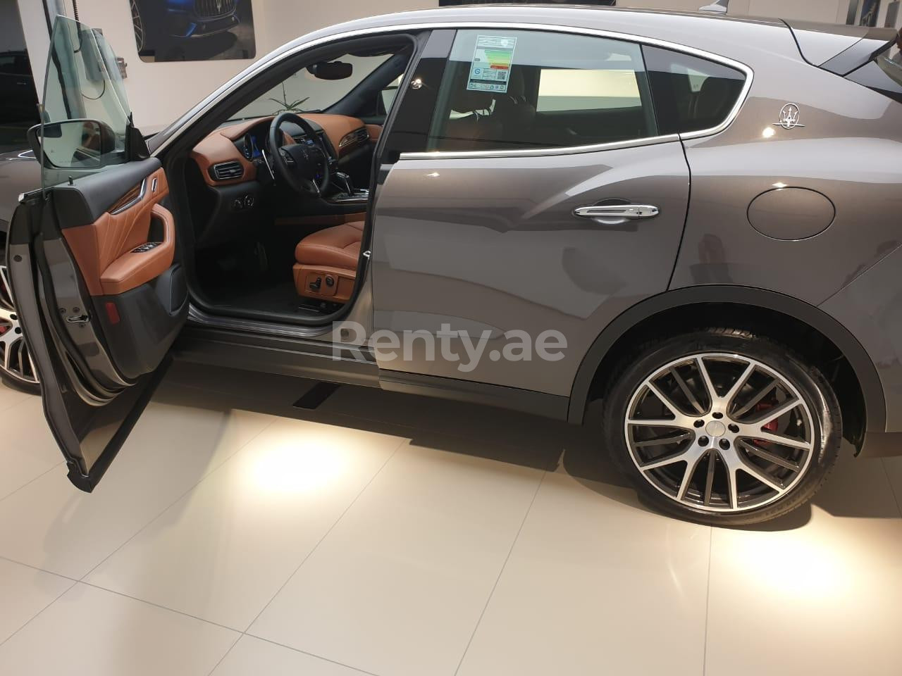 Grigio Scuro Maserati Levante S in affitto a Dubai 0