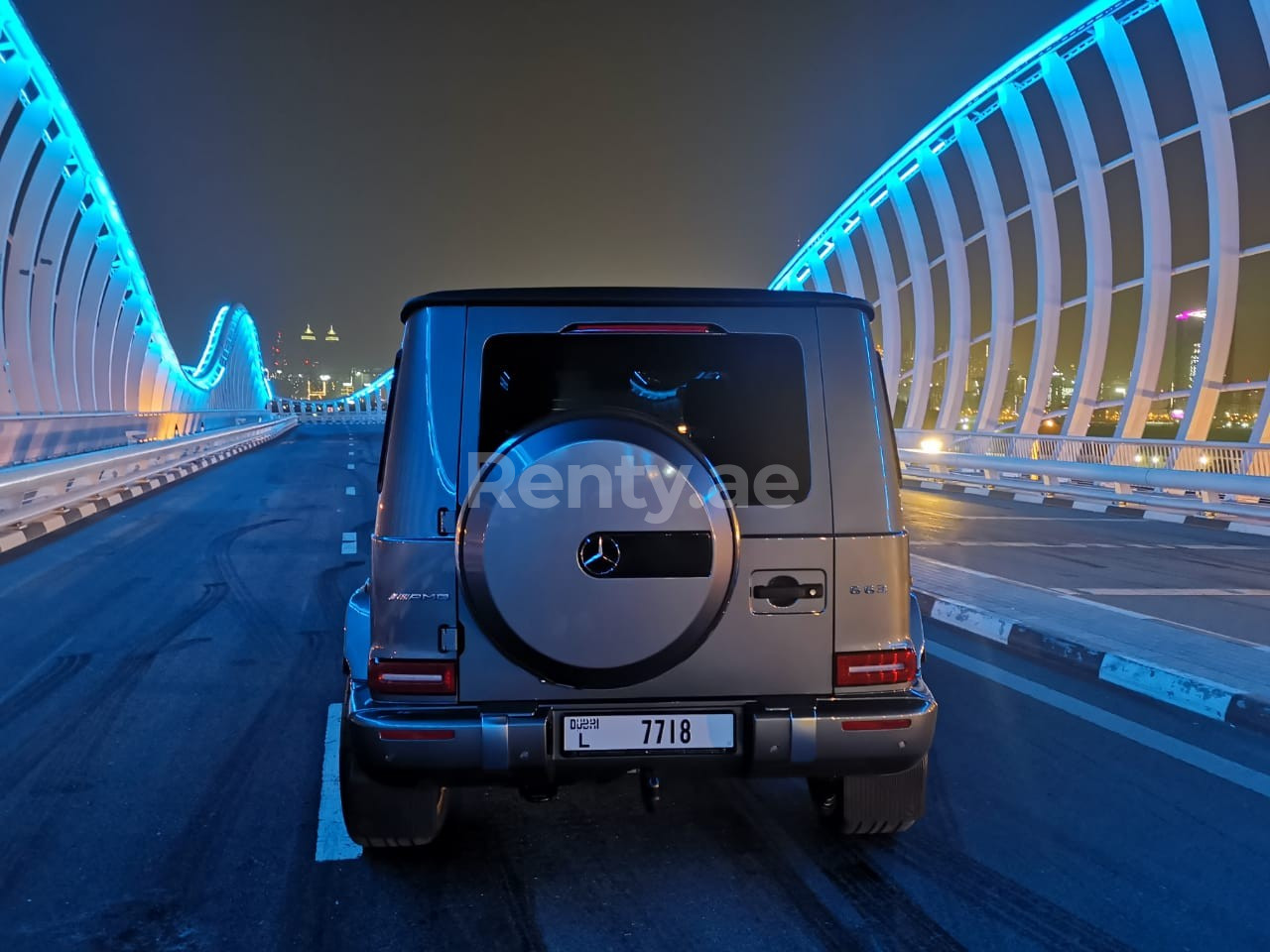 رمادي غامق Mercedes G class للإيجار في أبو ظبي 2