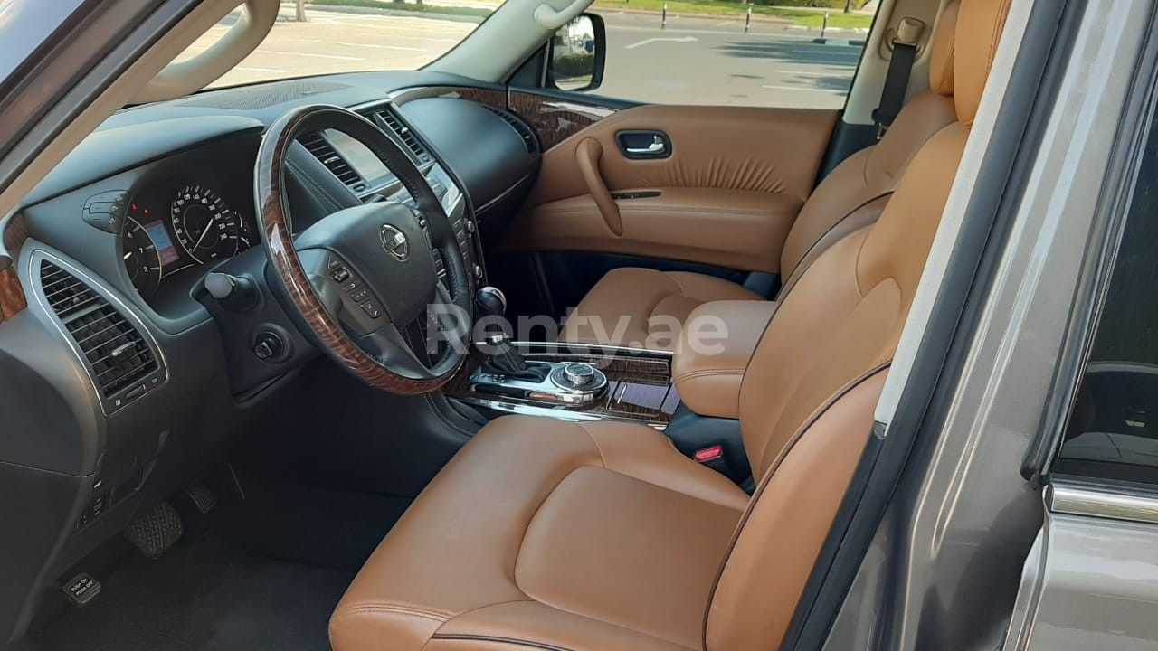 رمادي غامق Nissan Patrol V6 Platinum للإيجار في الشارقة 3