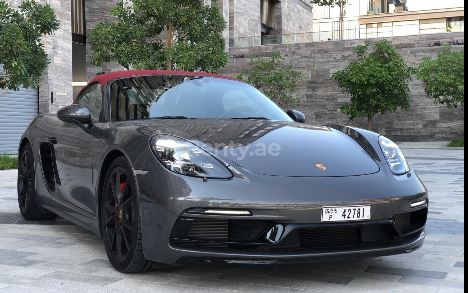 Grigio Scuro Porsche Boxster GTS in affitto a Abu-Dhabi