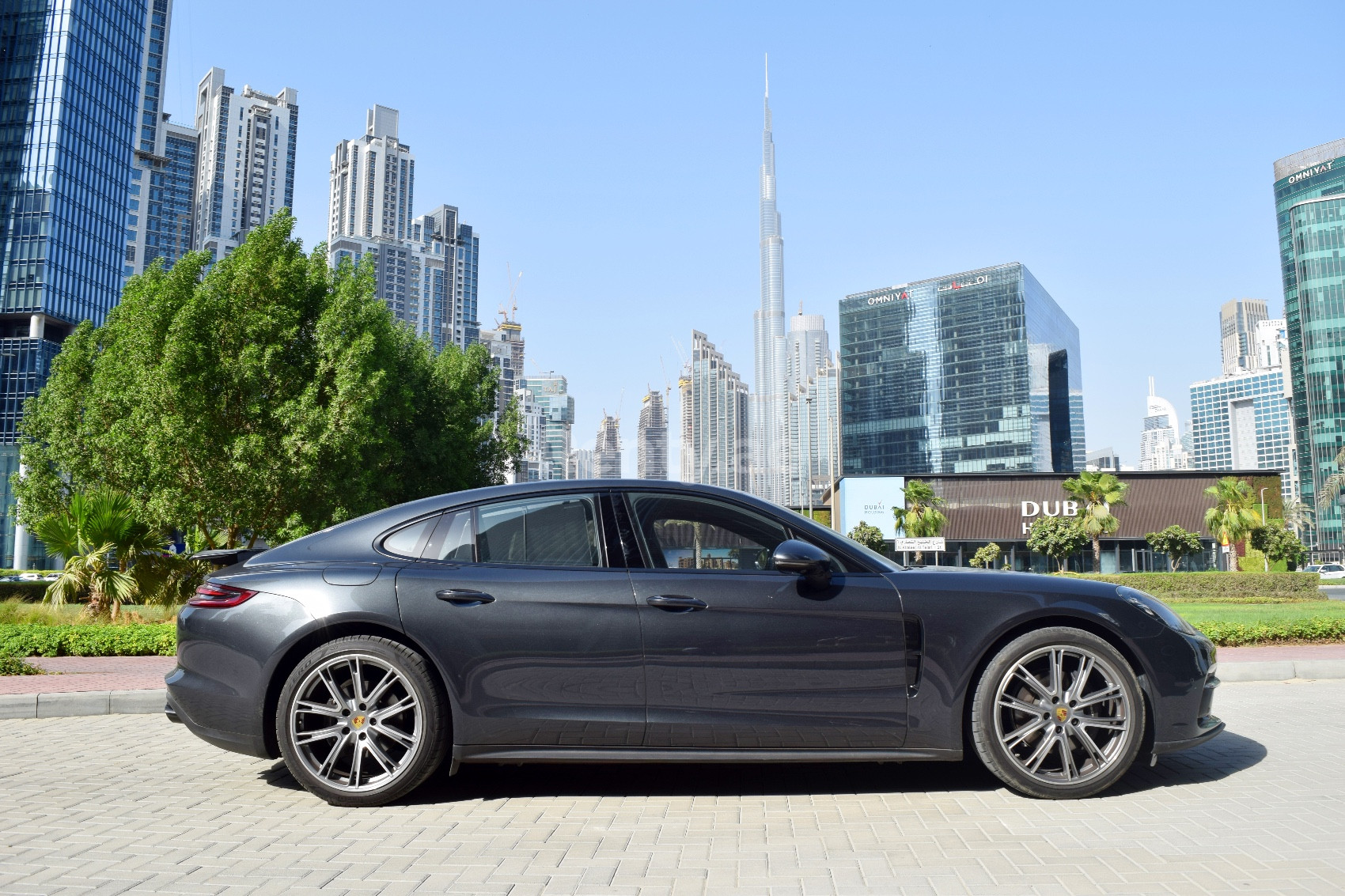 رمادي غامق Porsche Panamera 4 للإيجار في أبو ظبي 1