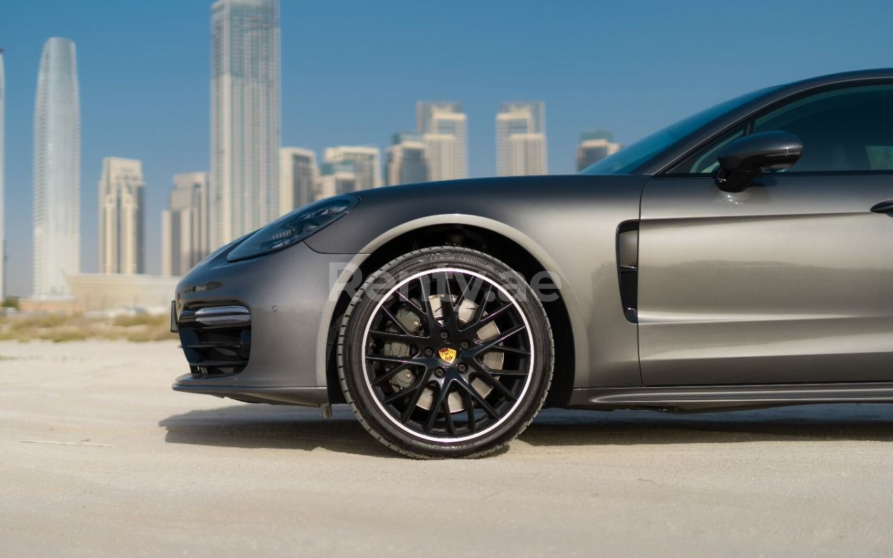 Grigio Scuro Porsche Panamera 4S Turismo Sport in affitto a Sharjah 3