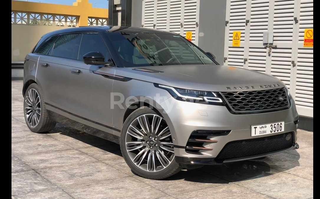 Dunkelgrau Range Rover Velar zur Miete in Dubai