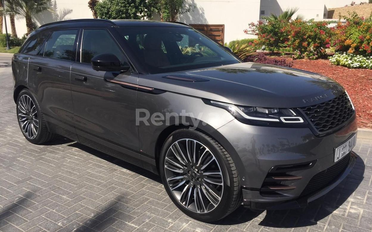 Grigio Scuro Range Rover Velar R Dynamic 380HP in affitto a Dubai