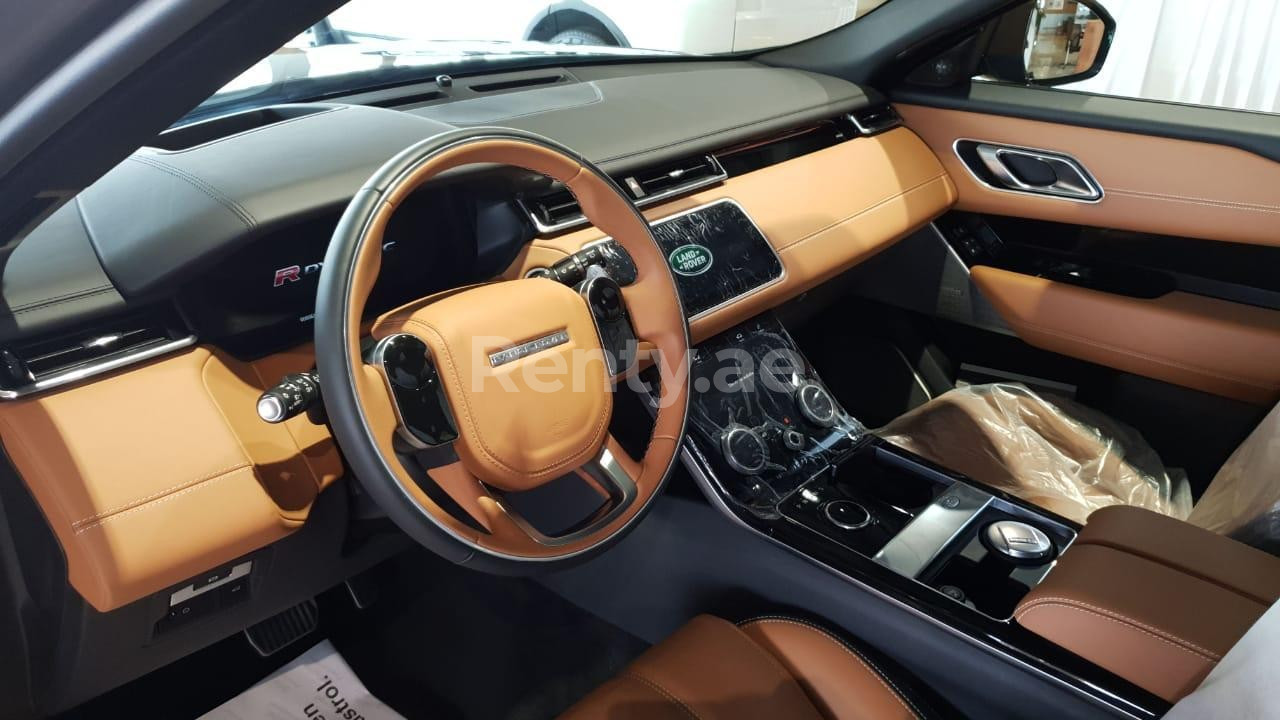 رمادي غامق Range Rover Velar R Dynamic 380HP للإيجار في أبو ظبي 1