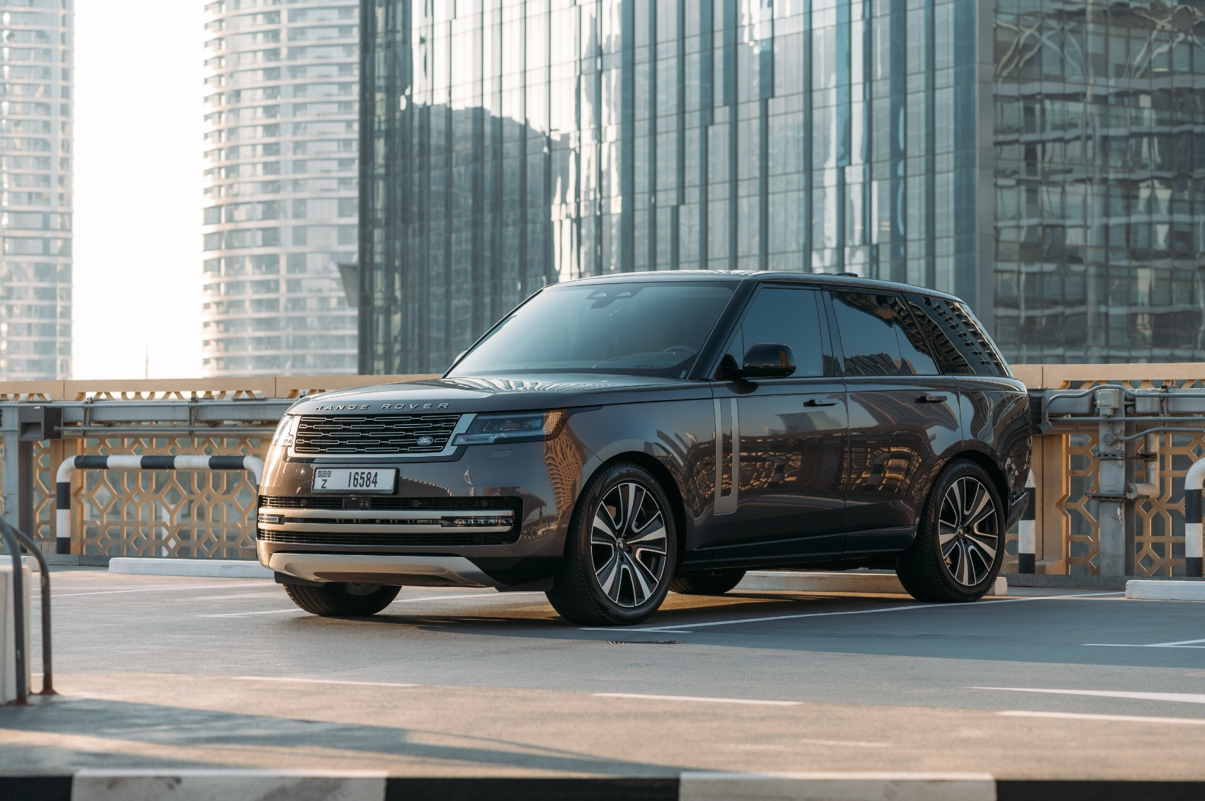 Dunkelgrau Range Rover Vogue HSE zur Miete in Sharjah 0