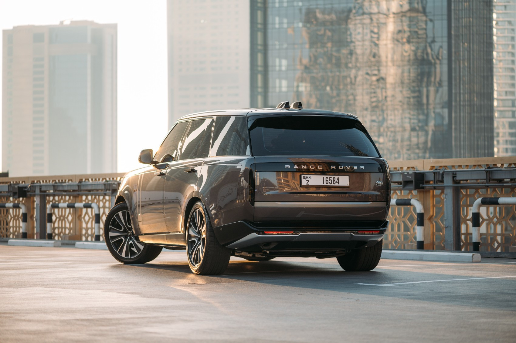 Gris Oscuro Range Rover Vogue HSE en alquiler en Sharjah 2