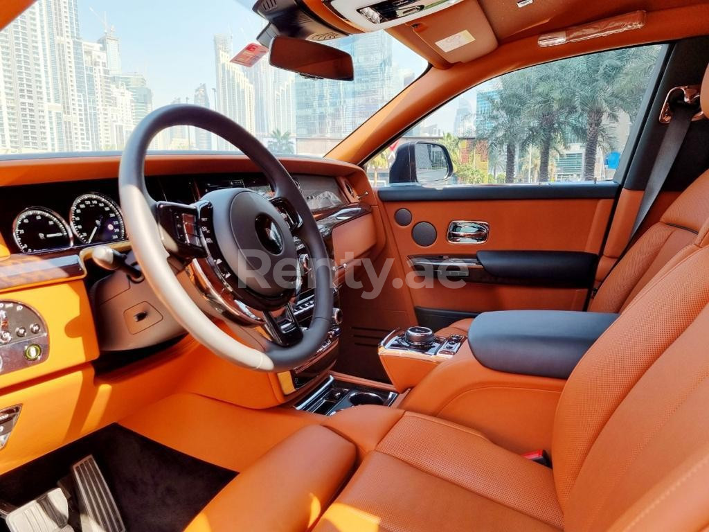 رمادي غامق Rolls-Royce Phantom للإيجار في الشارقة 3