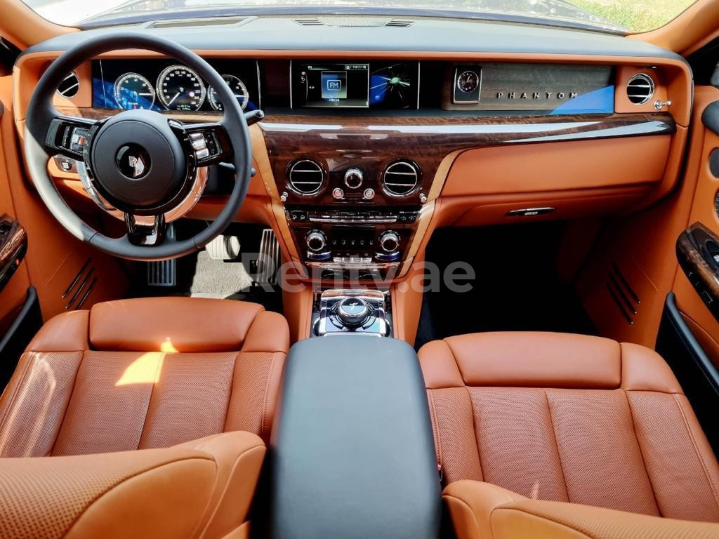 رمادي غامق Rolls-Royce Phantom للإيجار في أبو ظبي 4