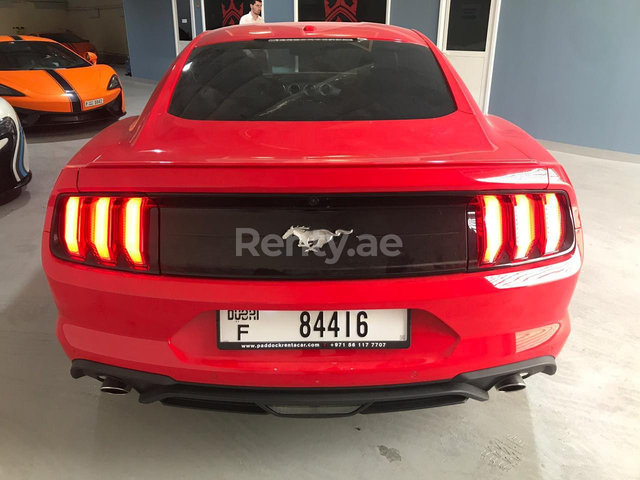 أحمر Ford Mustang للإيجار في دبي 2