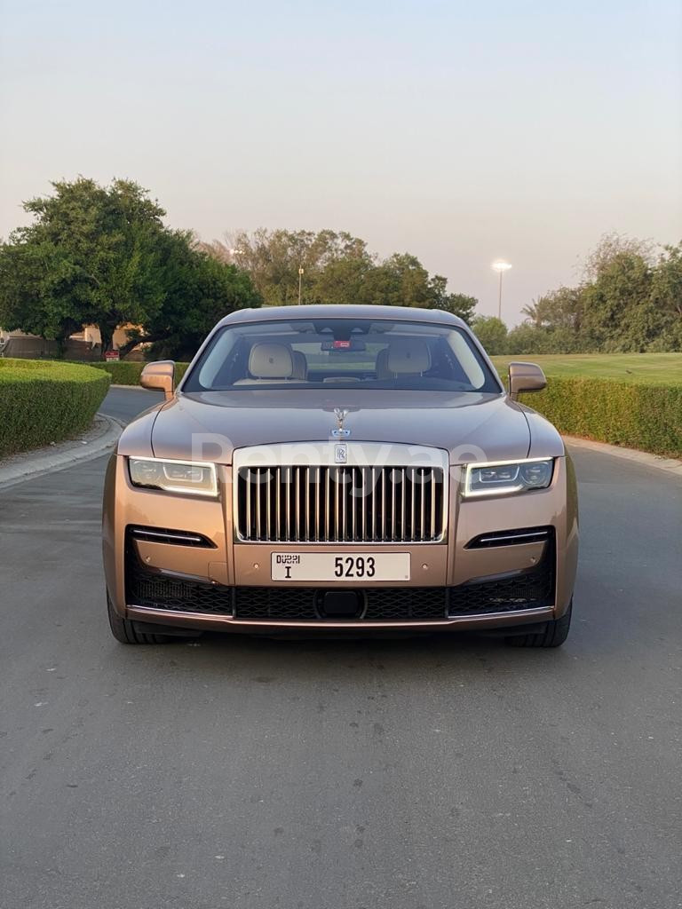 在阿布扎比租赁棕色 Rolls Royce Ghost 3