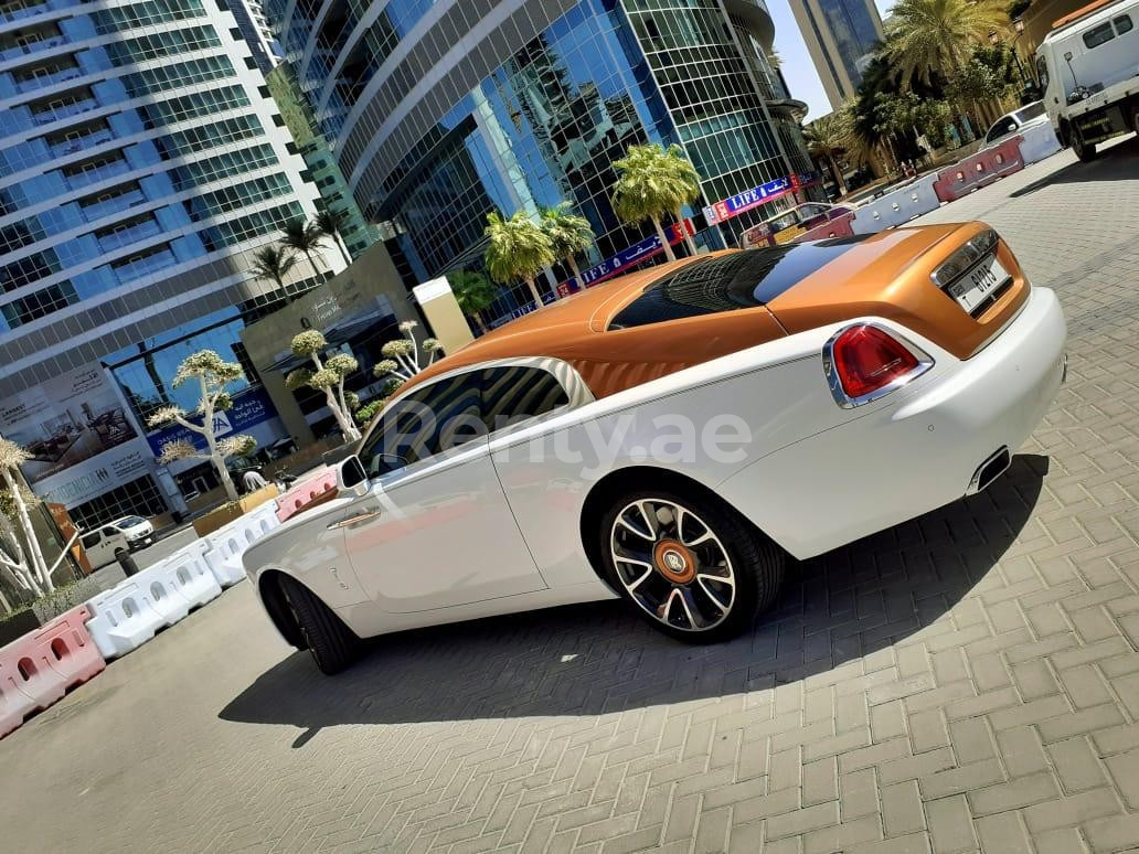 Gold Rolls Royce Wraith zur Miete in Sharjah 1