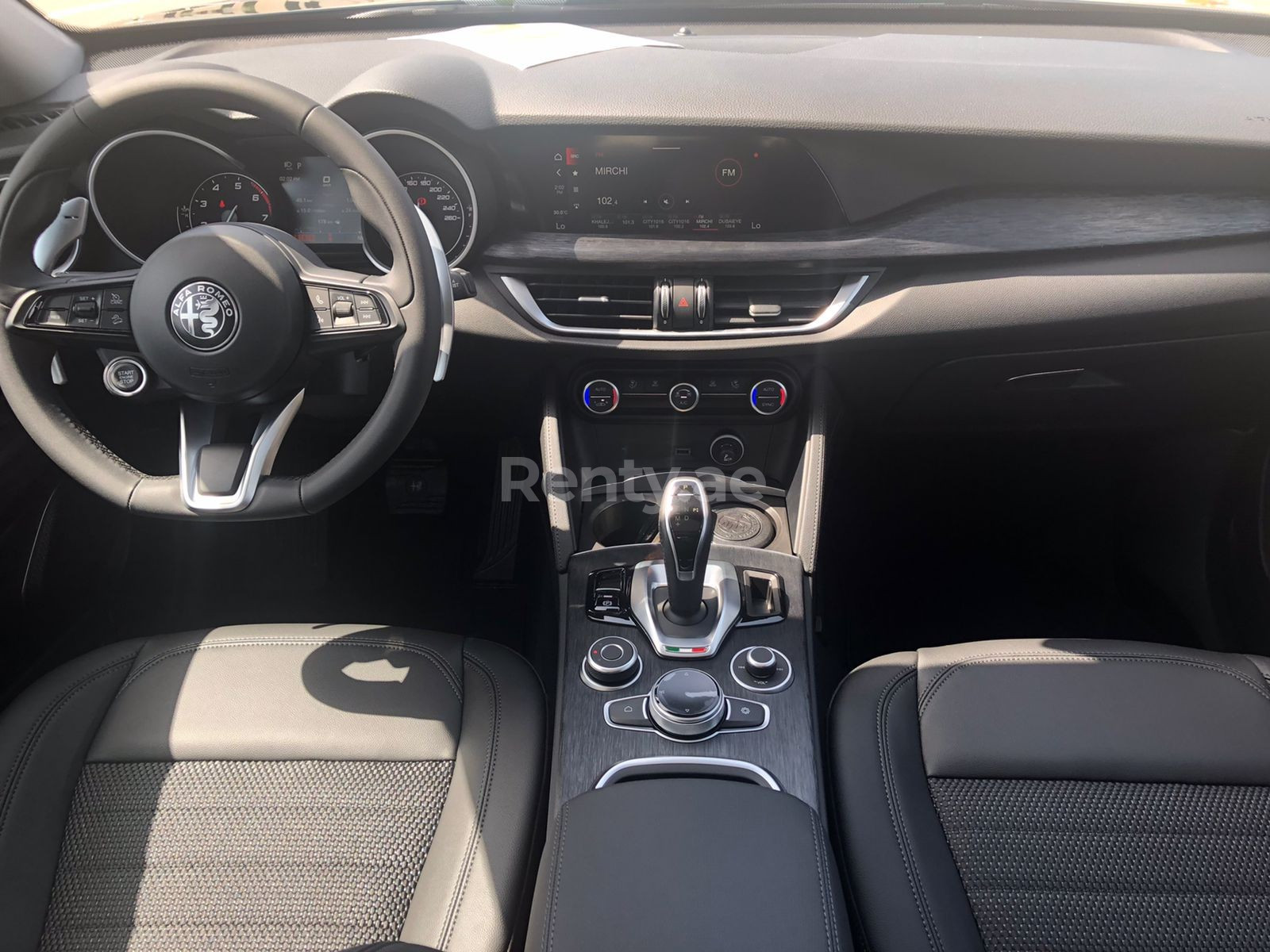 Verde Alfa Romeo Stelvio en alquiler en Sharjah 3