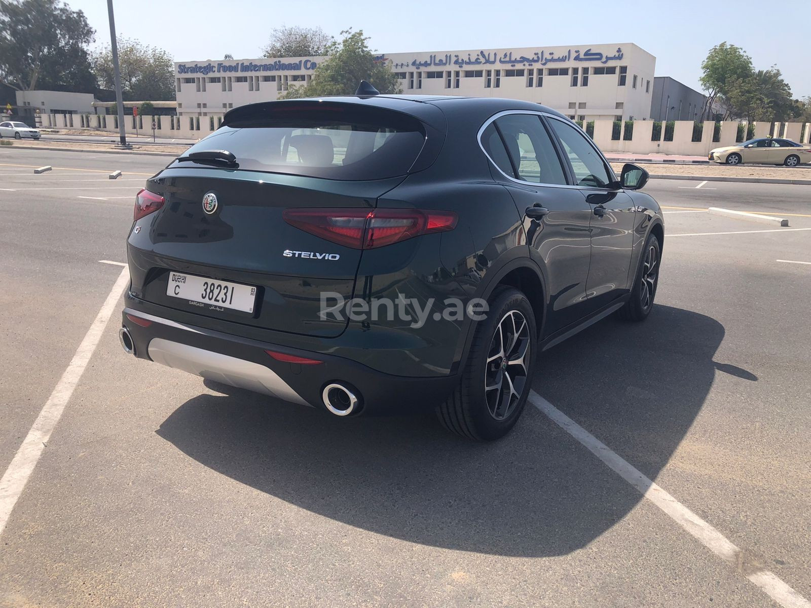 أخضر Alfa Romeo Stelvio للإيجار في دبي 4