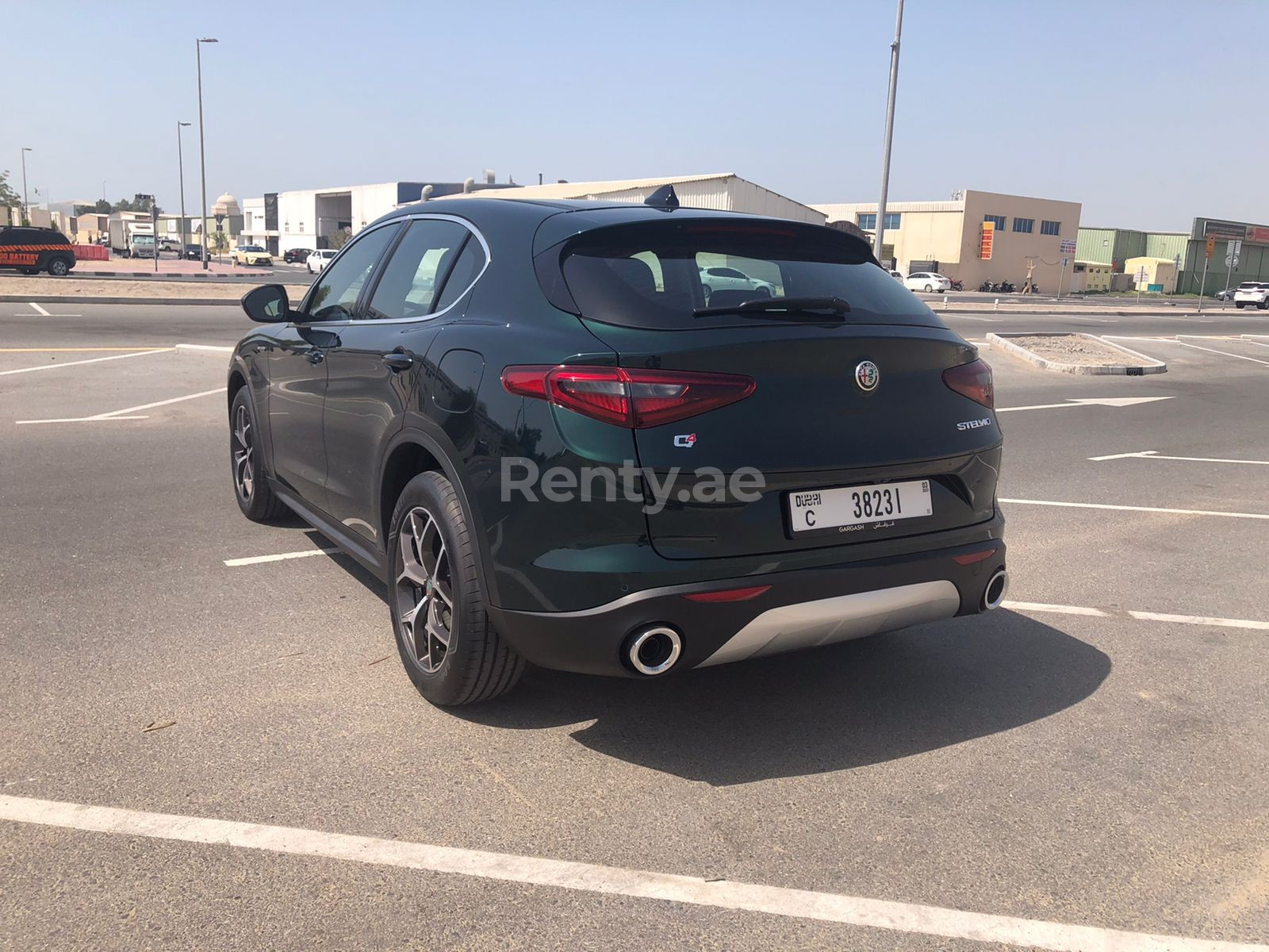 Grün Alfa Romeo Stelvio zur Miete in Abu-Dhabi 5