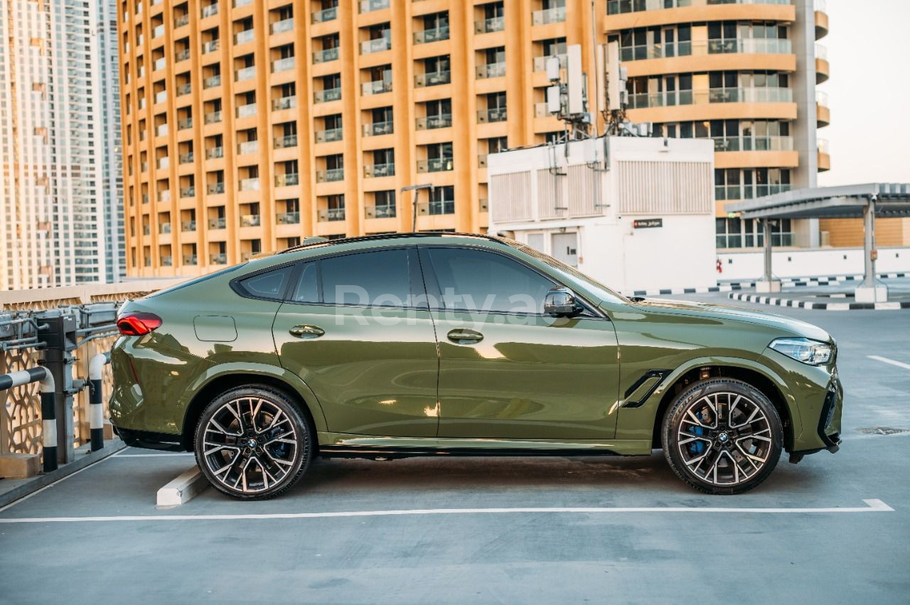 Verde BMW X6 M Competition en alquiler en Dubai 0