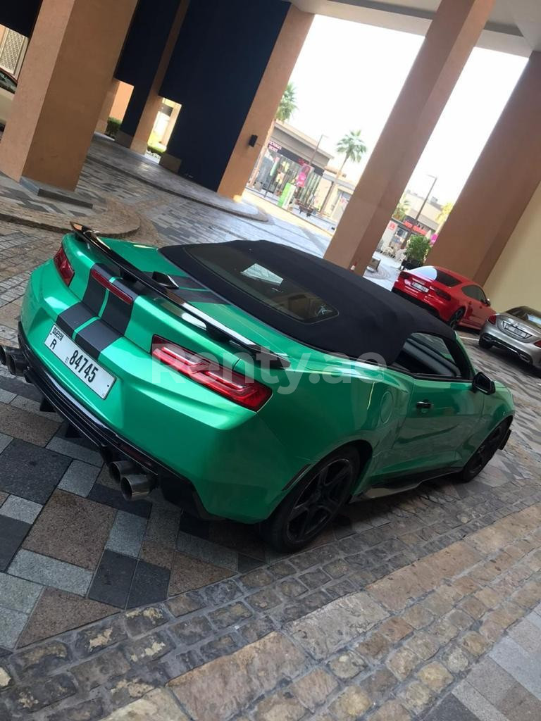 Verte Chevrolet Camaro en location à Dubai 1