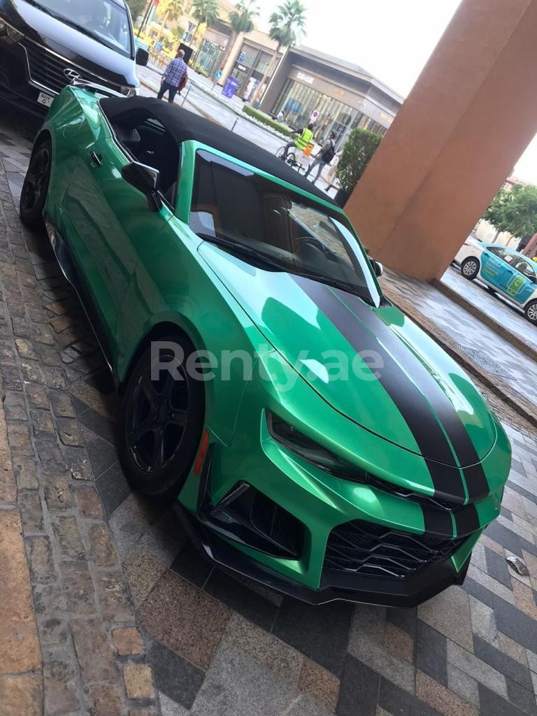 Verde Chevrolet Camaro en alquiler en Dubai 2