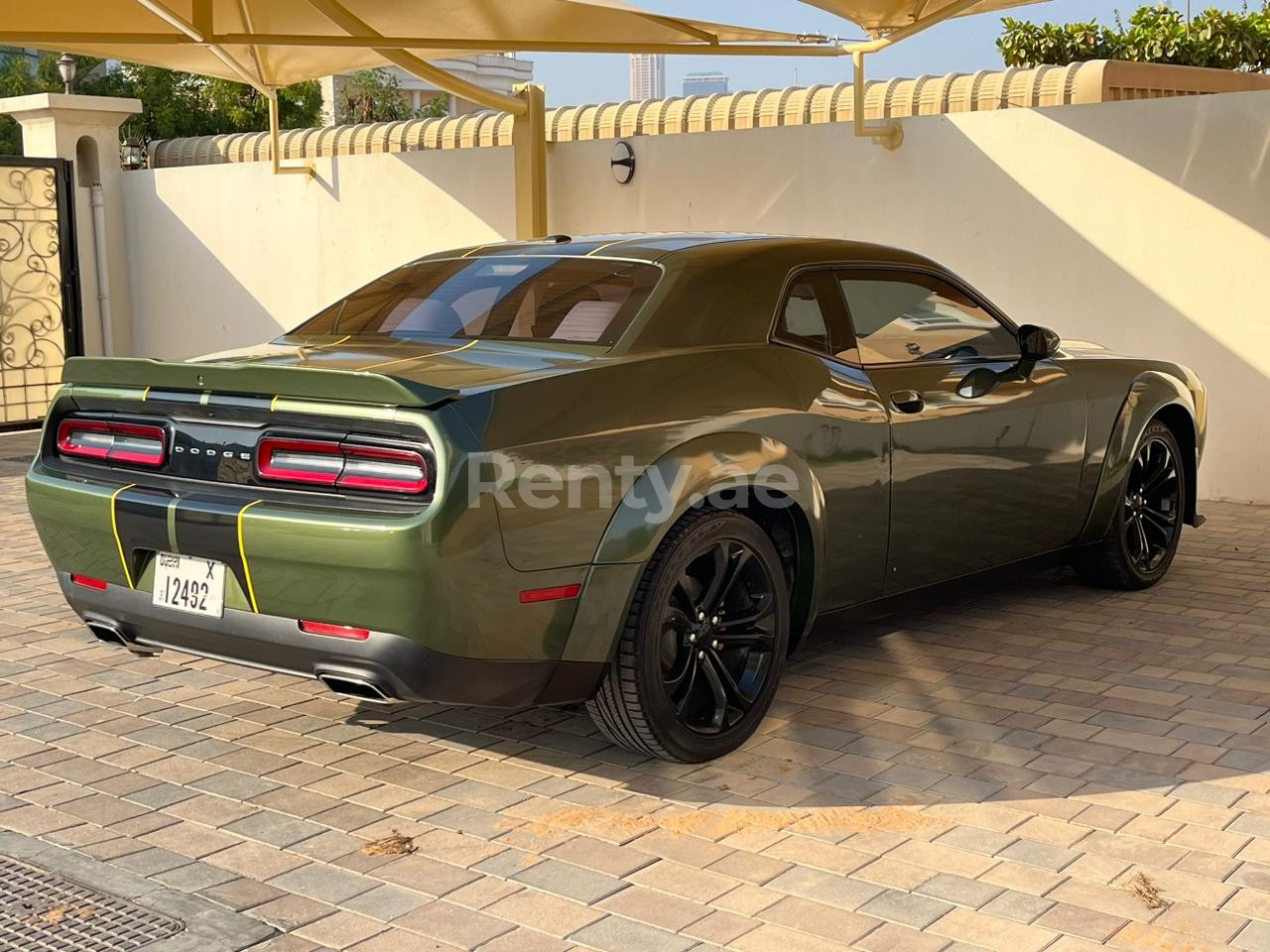 Verde Dodge Challenger en alquiler en Dubai 5