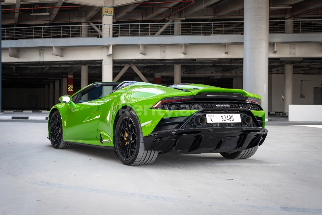 Verte Lamborghini Evo Spyder en location à Abu-Dhabi 1