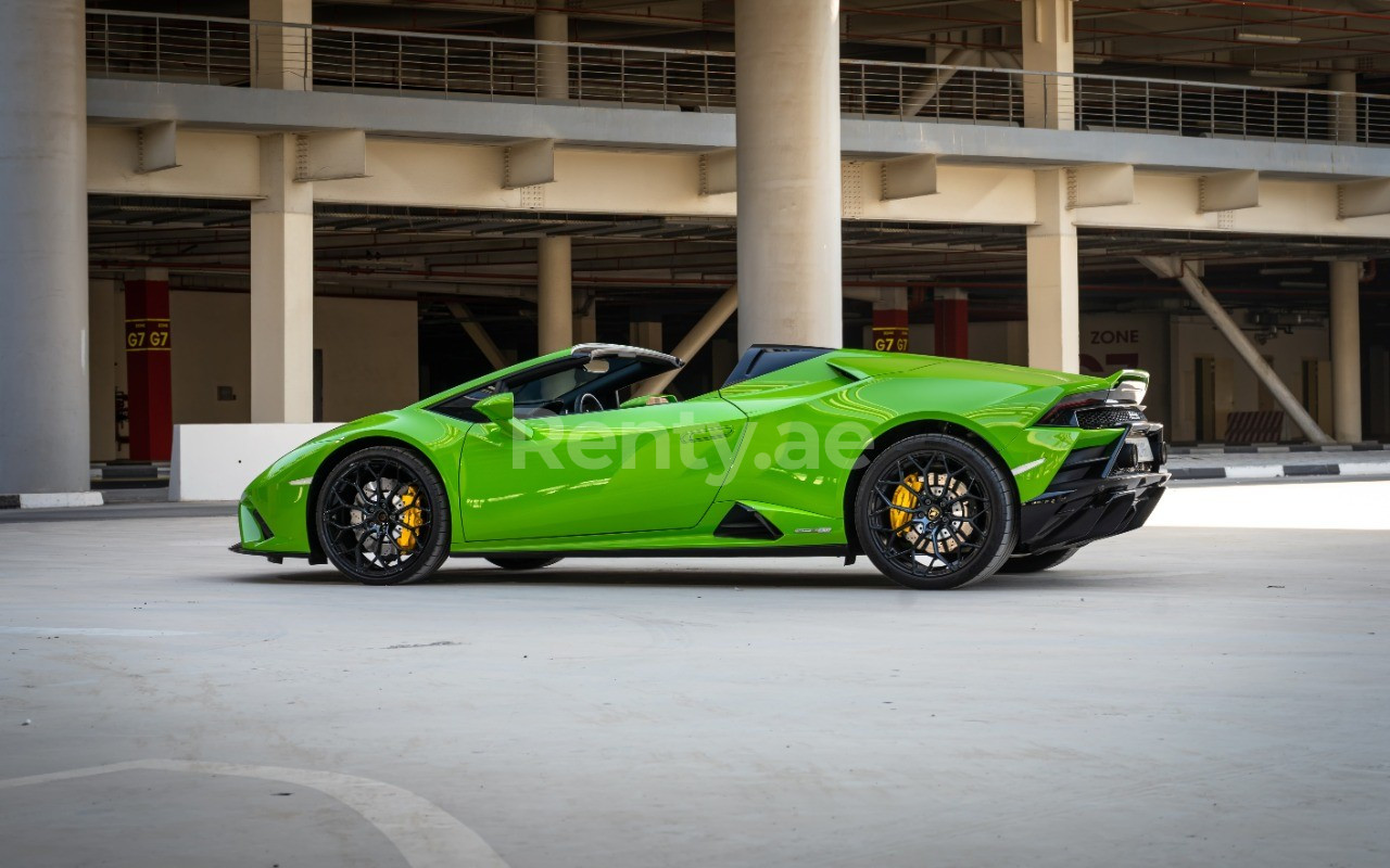 Verte Lamborghini Evo Spyder en location à Abu-Dhabi 2