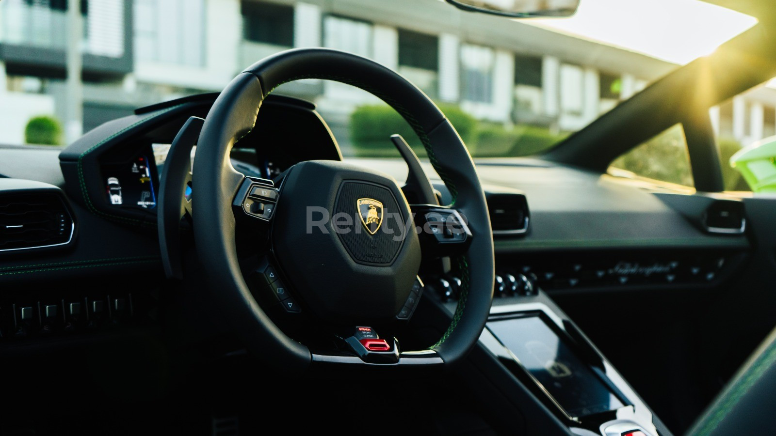 verde Lamborghini Evo Spyder in affitto a Sharjah 2