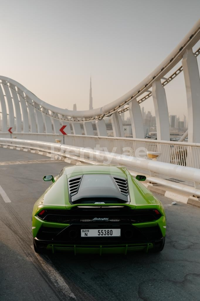 verde Lamborghini Evo in affitto a Dubai 1